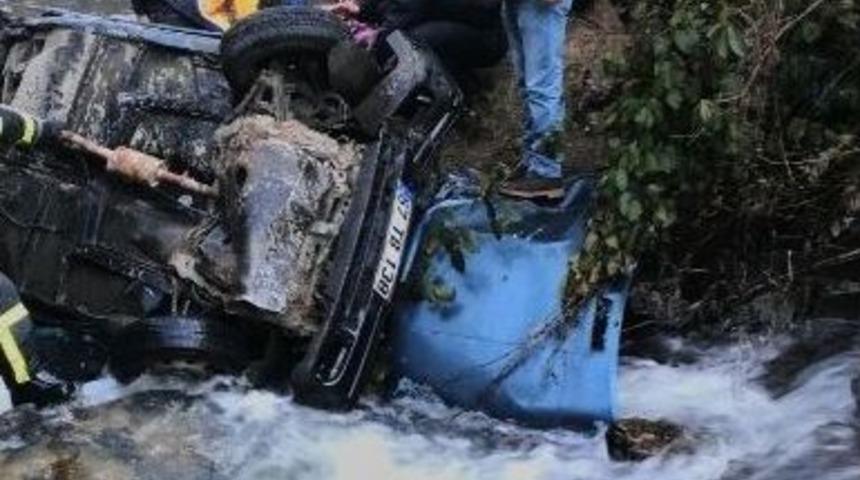 Gen&ccedil; &Ccedil;ift Hastane D&ouml;n&uuml;ş&uuml; 25 Metreden Dereye U&ccedil;tu