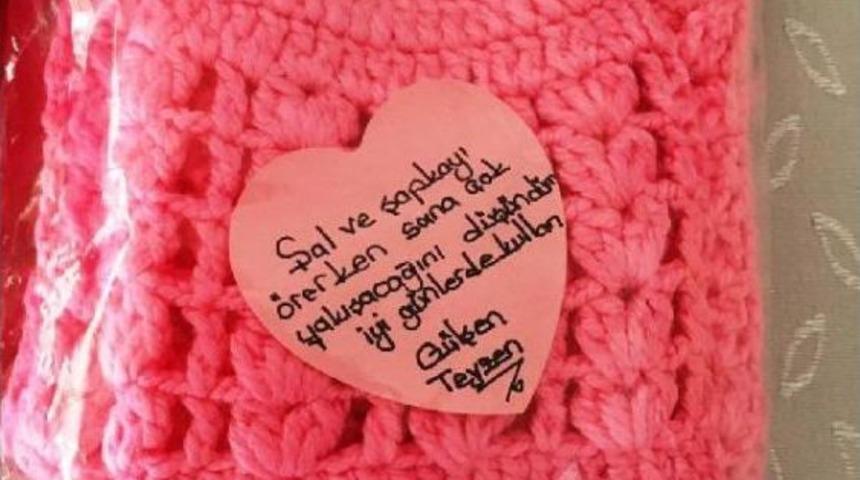 Veliler Atkı Ve Bere &Ouml;r&uuml;p &Ouml;ğrencilere Dağıttı
