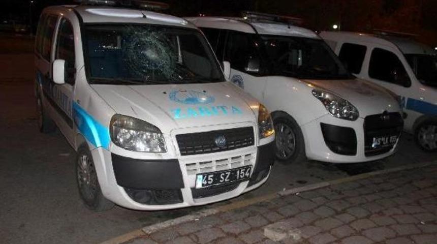 Atm'yi Ateşe Verip, Zabıta Aracının Camını Kırdı