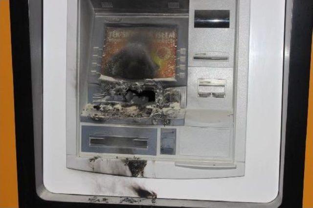 Atm'yi Ateşe Verip, Zabıta Aracının Camını Kırdı