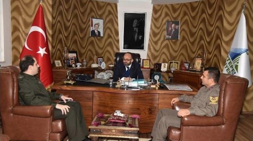 Başkan &Uuml;z&uuml;lmez, Kartepe&rsquo;ye Atanan Jandarma Komutanı Sarı&ccedil;i&ccedil;ek&rsquo;i Makamında Ağırladı
