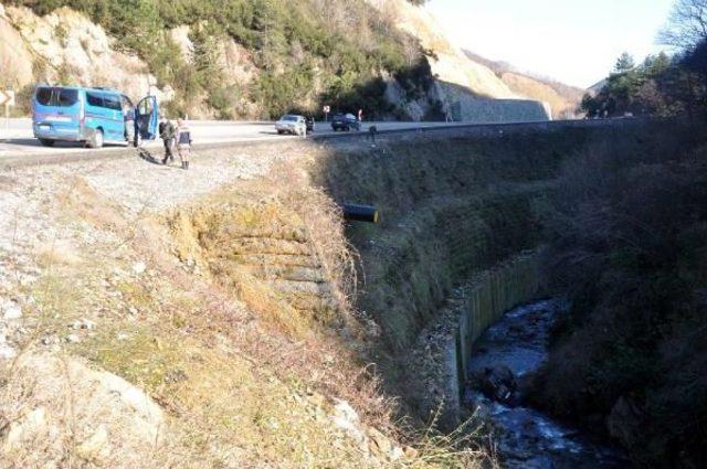 Zonguldak'ta Dereye Uçan Otomobilde 2 Kişi Yaralandı