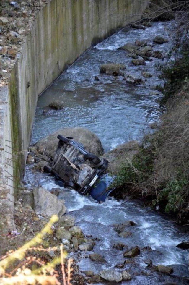 Zonguldak'ta Dereye Uçan Otomobilde 2 Kişi Yaralandı