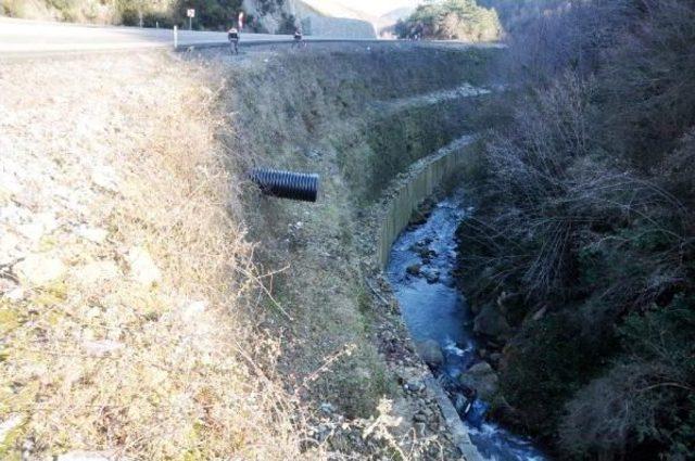 Zonguldak'ta Dereye Uçan Otomobilde 2 Kişi Yaralandı