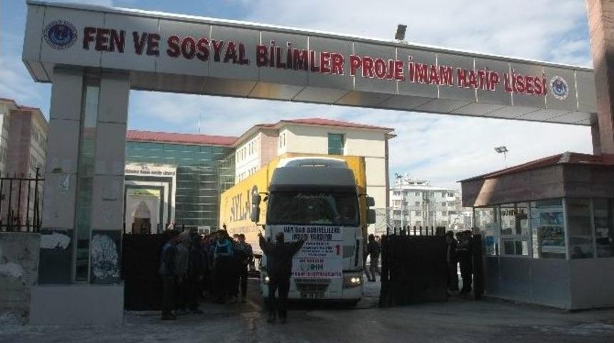 İmam Hatipli &Ouml;ğrenciler Har&ccedil;lıklarını Halep&rsquo;e G&ouml;nderdi