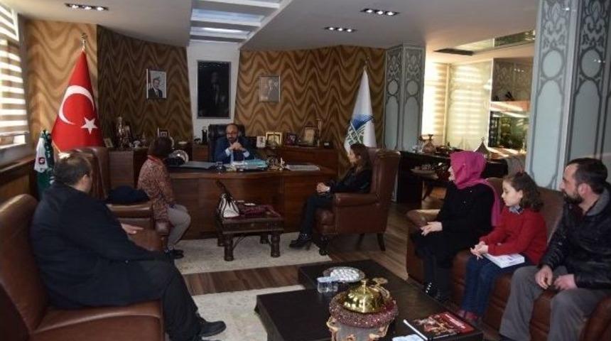 Başkan &Uuml;z&uuml;lmez&rsquo;den Minik Şaire Motivasyon &Ouml;d&uuml;l&uuml;