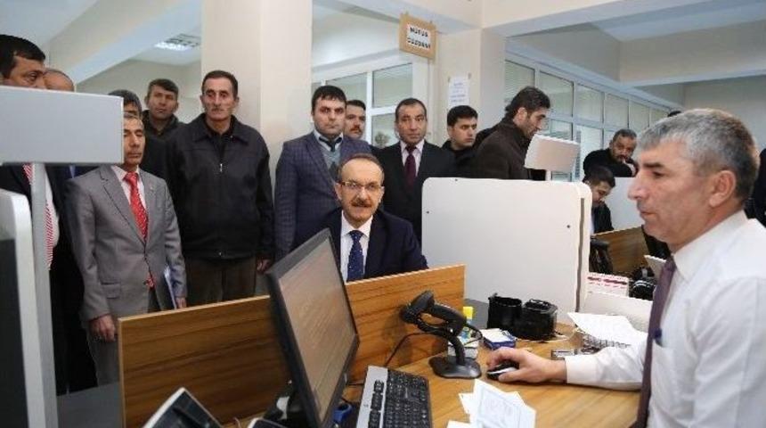 Muş&rsquo;ta &Ccedil;ipli Kimlik Kartına İlk Başvuru Vali Yavuz&rsquo;dan