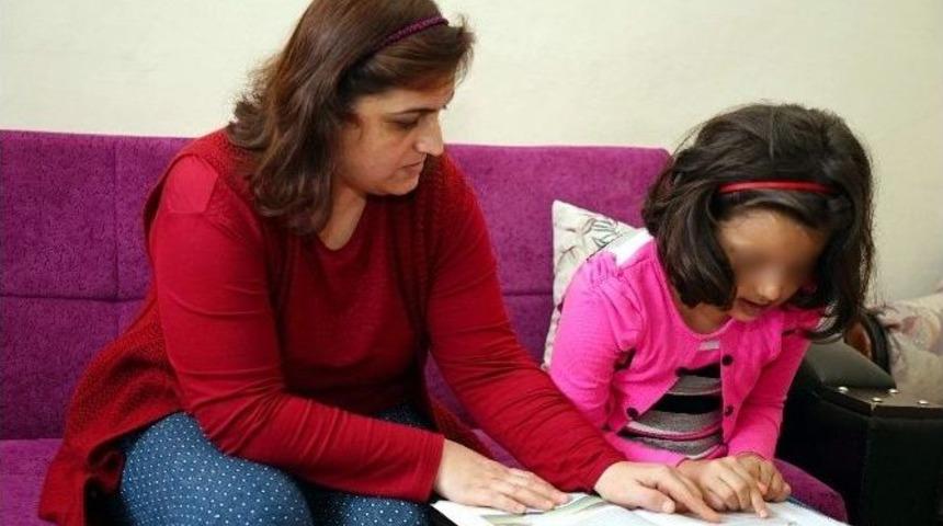 (&ouml;zel Haber) Yılbaşı Gecesinde Bedava Dağıtılan Pastanın İ&ccedil;inden Raptiye &Ccedil;ıktı