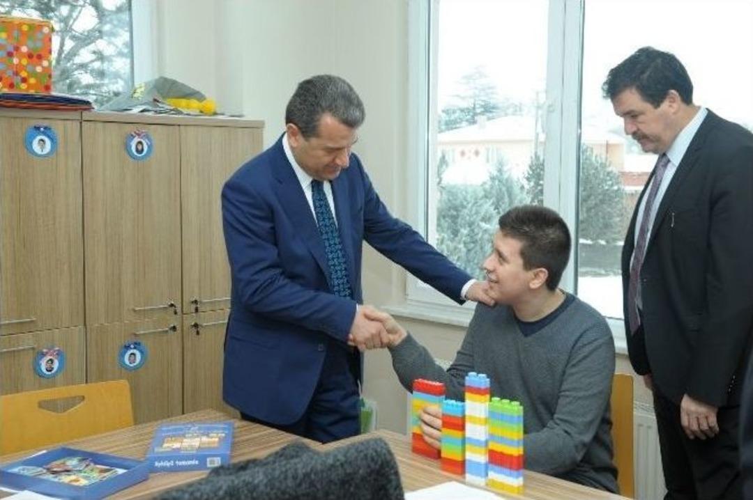 Vali &Ccedil;elik, Engelli &Ouml;ğrencileri Okullarında Ziyaret Etti