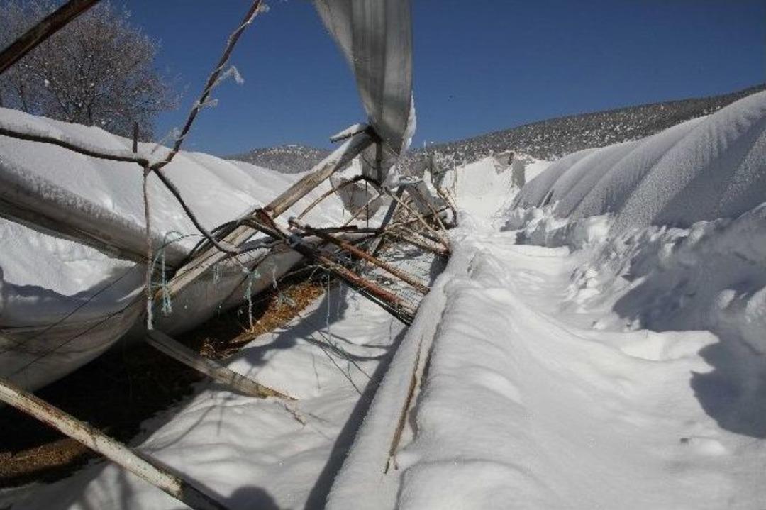 Seydikemer&rsquo;de Kar Naylon Seraları Yıktı