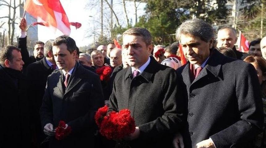 Ak Partililer Saldırının Ger&ccedil;ekleştiği Gece Kul&uuml;b&uuml;ne Y&uuml;r&uuml;yerek Ter&ouml;r&uuml; Lanetledi