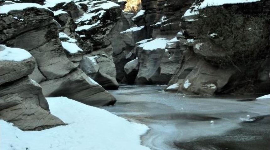 Tabiat Harikası Taşyaran Vadisi Kristal G&uuml;zelliğe B&uuml;r&uuml;nd&uuml;