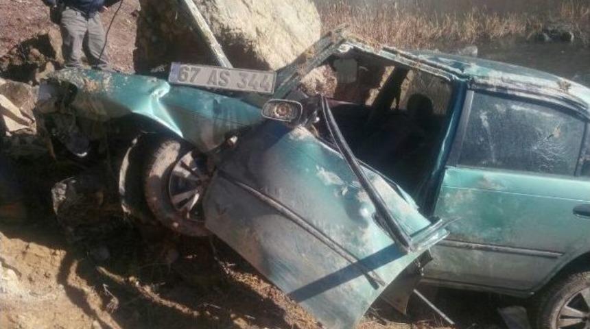 Otomobil Şarampole Yuvarlandı: 2 Yaralı