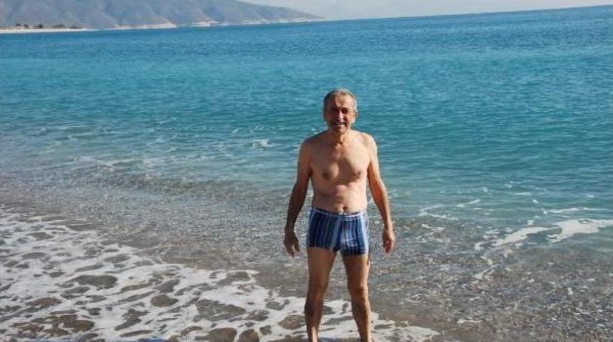 Emekli &Ouml;ğretmen Plaja Gidip Denize Girdi
