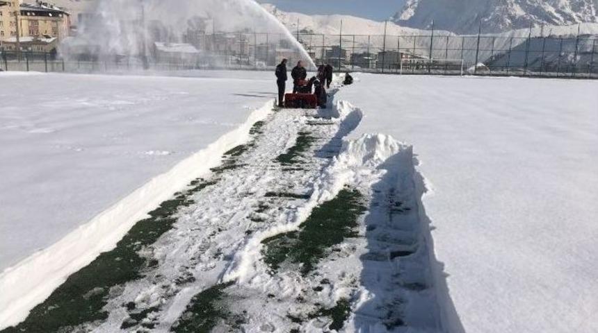 Hakkari Şehir Stadı Kardan Temizleniyor