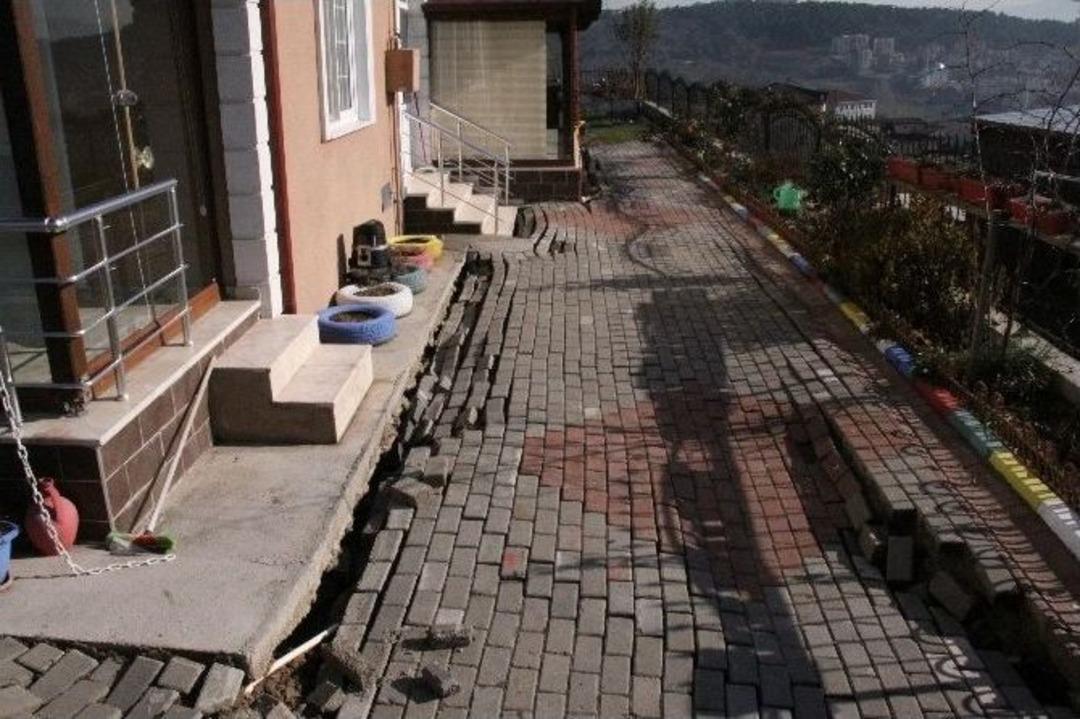 İnşaat &Ccedil;alışması, 4 Evin Temelini Kaydırdı