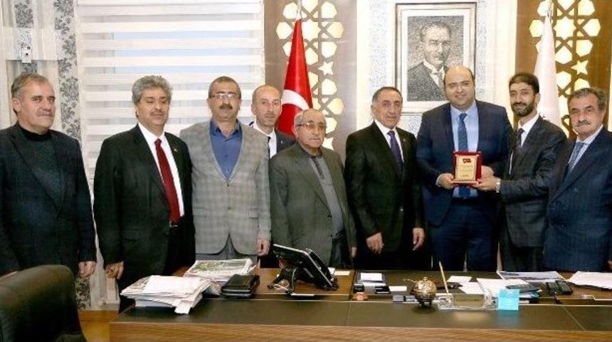 &lsquo;muhtar Dostu Başkan&rsquo;a Teşekk&uuml;r Plaketi...