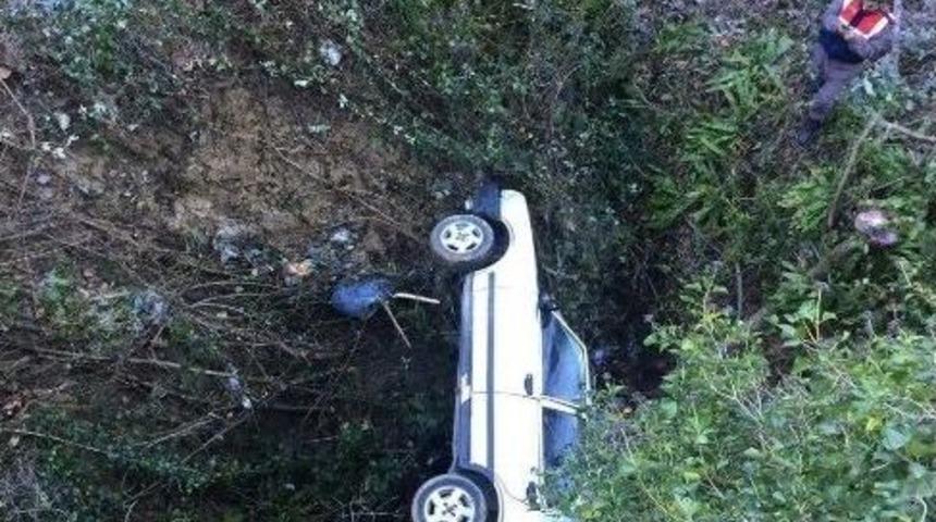 Sinop&rsquo;ta Otomobil U&ccedil;uruma Yuvarlandı: 3 Yaralı