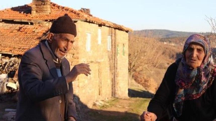 Yaşlı &Ccedil;ift, Elektriği Suyu Olmayan Evde Yaşıyor