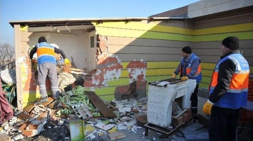 Osmangazi&rsquo;deki Ka&ccedil;ak Kafe Yıkıldı