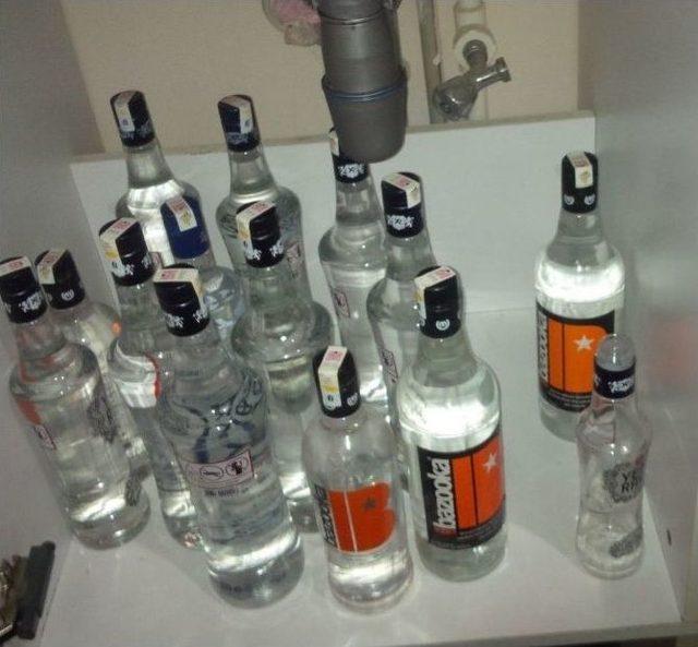 Piyasaya S&uuml;r&uuml;lmek &Uuml;zere 100 Şişe Sahte İ&ccedil;ki Ele Ge&ccedil;irildi 1