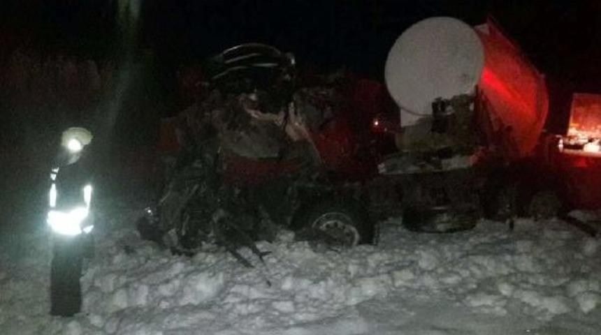 Seydikemer'de 2 Tır &Ccedil;arpıştı: 1 &Ouml;l&uuml;, 1 Yaralı