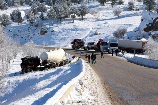 Seydikemer'de 2 Tır Çarpıştı: 1 Ölü, 1 Yaralı