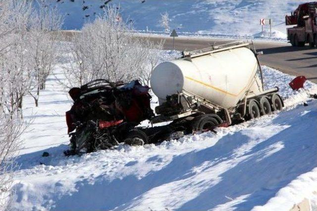 Seydikemer'de 2 Tır Çarpıştı: 1 Ölü, 1 Yaralı