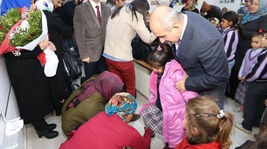 &Ccedil;ocuklara Bot Ve Mont Dağıtılacak