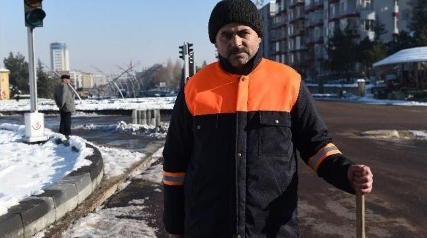 Uşak&rsquo;ta Temizlik İş&ccedil;isi Bulduğu 20 Bin Tl&rsquo;yi Sahibine Teslim Etti