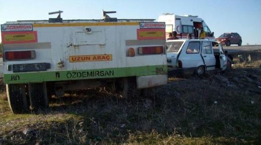 &Ccedil;ekiciden Ayrılan Dorse Otomobile &Ccedil;arptı: 2 Yaralı