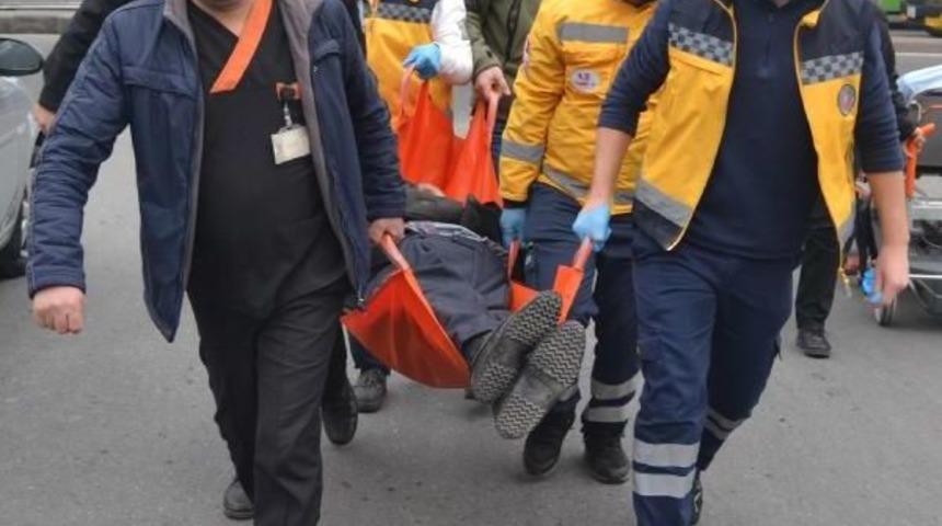 Halk Otob&uuml;s&uuml;nde Bayılan Yaşlı Adama Yakındaki Hastane &Ccedil;alışanları M&uuml;dahale Etti