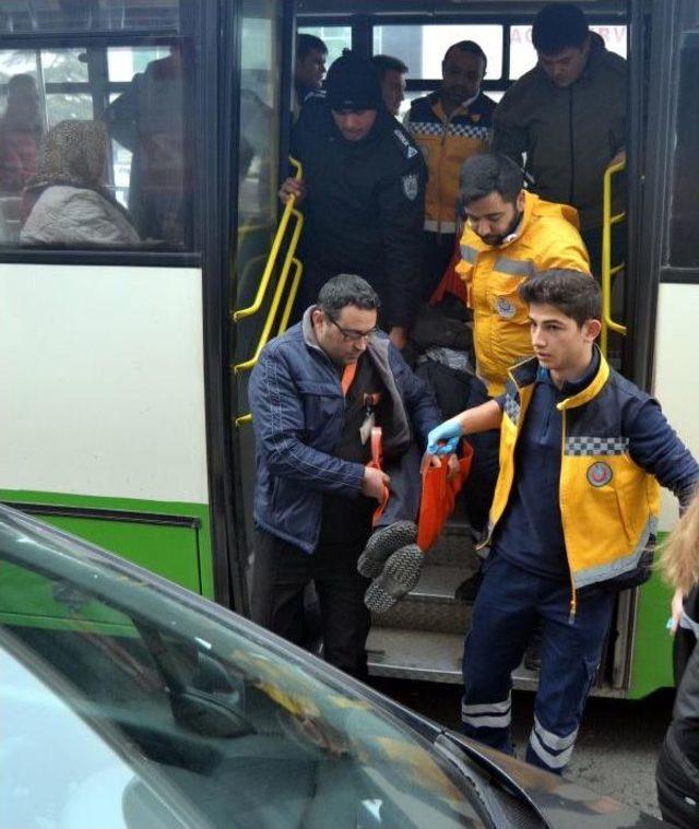 Halk Otobüsünde Bayılan Yaşlı Adama Yakındaki Hastane Çalışanları Müdahale Etti