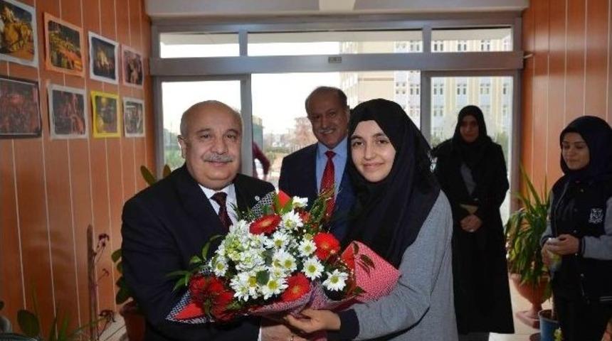 Rekt&ouml;r G&ouml;n&uuml;ll&uuml; Lise &Ouml;ğrencileriyle Bir Araya Geldi