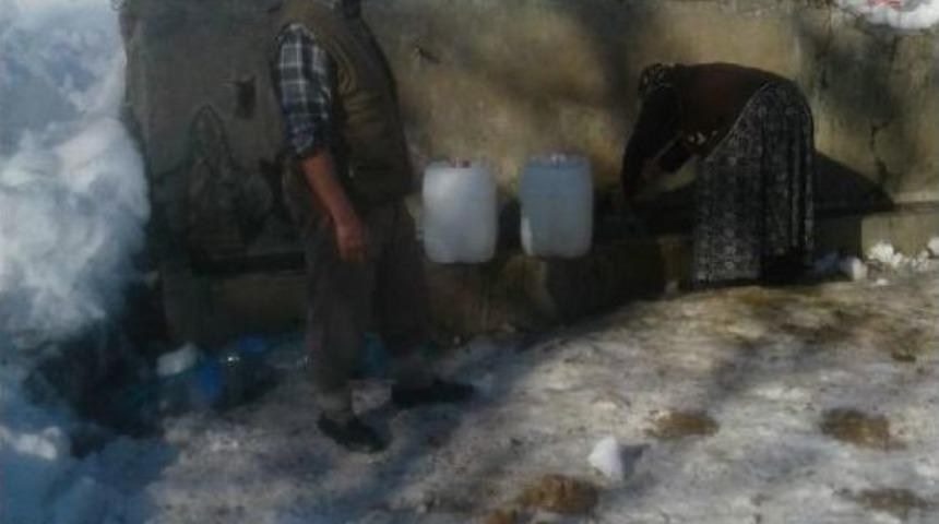 &Ccedil;orum'da K&ouml;yl&uuml;ler Eşeklerle Su Taşıyor