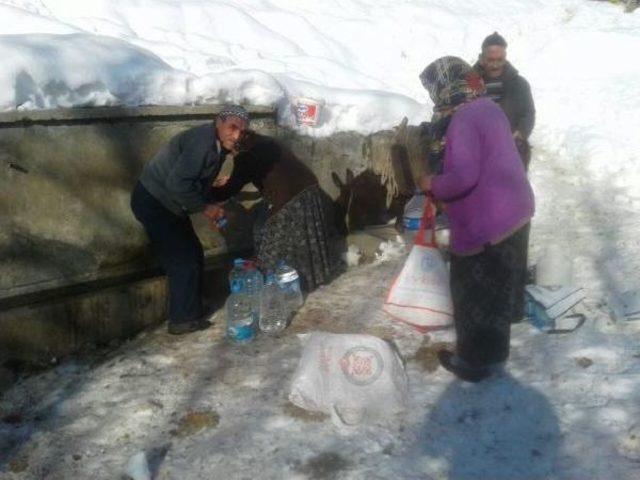 Çorum'da Köylüler Eşeklerle Su Taşıyor