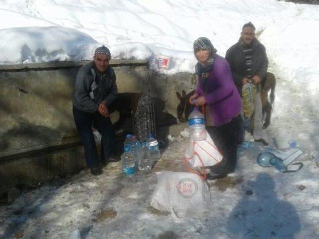 Çorum'da Köylüler Eşeklerle Su Taşıyor