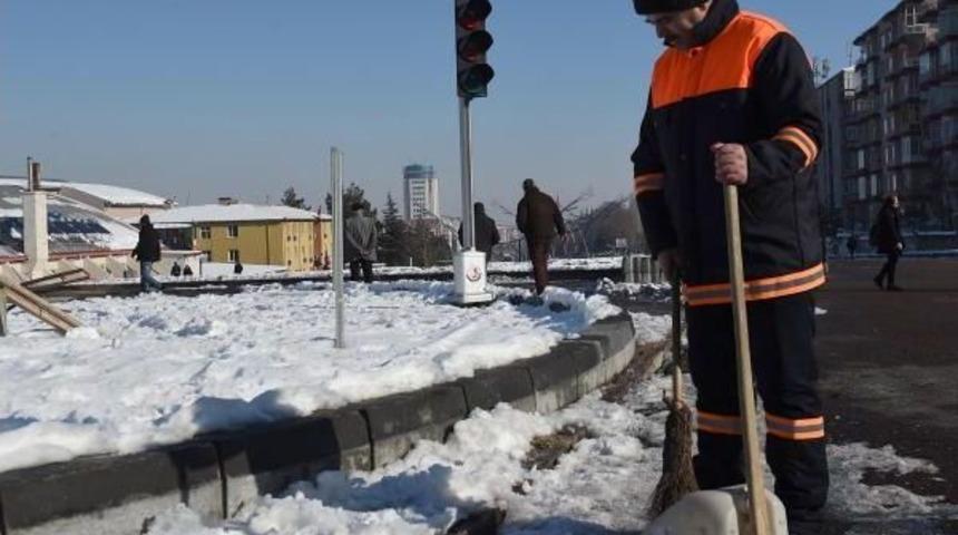 Temizlik Iş&ccedil;isi Bulduğu 20 Bin Lirayı Yetkililere Teslim Etti