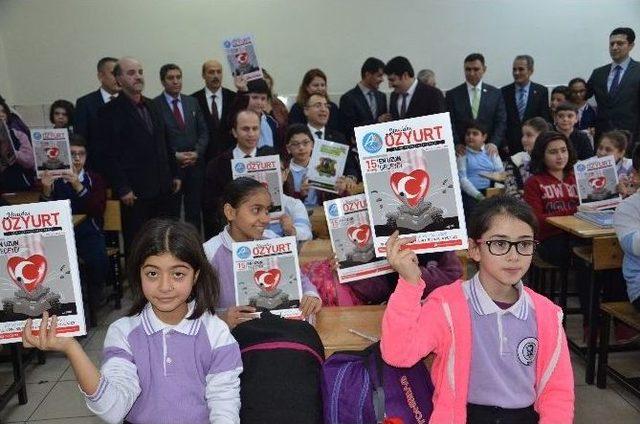 Öğrencilerin Hazırladığı “15 Temmuz En Uzun Gece” Adlı Dergiyi Vali Ali Tatlı Dağıttı