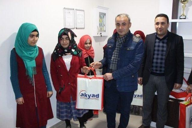 Akyad &Ouml;ğrencilere Yadım Elini Uzattı 1