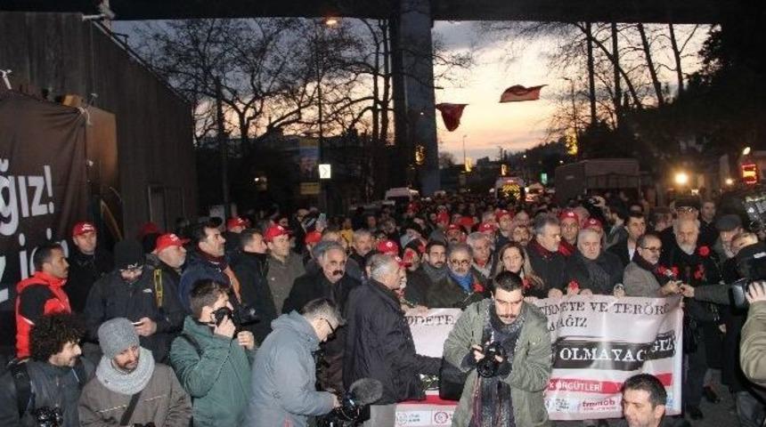 Sendika &Uuml;yeleri Saldırının Yaşandığı Kul&uuml;b&uuml;n &Ouml;n&uuml;ne Karanfil Bıraktı