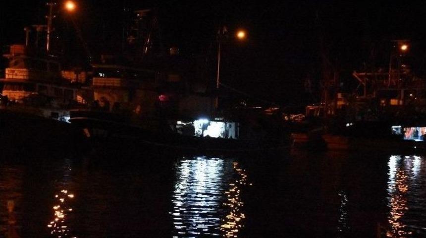 Limana Sığınan Balık&ccedil;ı Teknesinin M&uuml;rettebatı Hastaneye Kaldırıldı