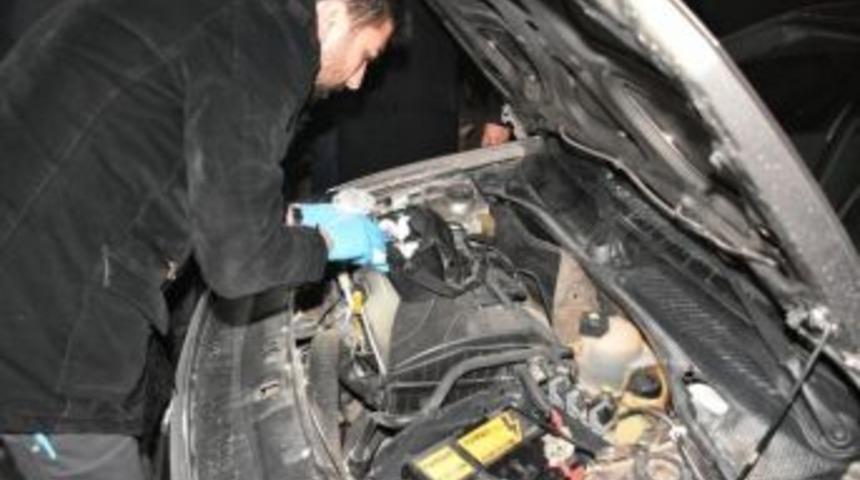 Otomobilin Kaputunda Uyuşturucu Ele Ge&ccedil;irildi