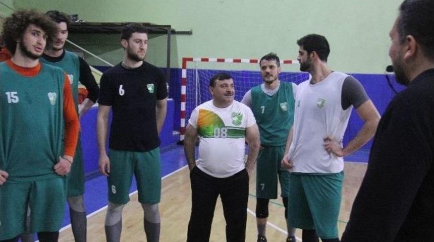 Artvin Belediye Başkanı Mehmet Kocatepe Basketboldaki H&uuml;nerlerini Sergiledi