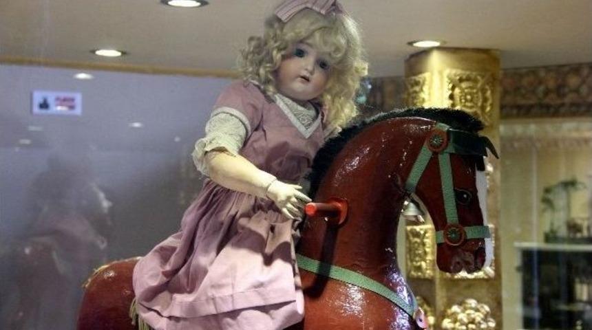 Sa&ccedil;ları Ger&ccedil;ek Olan Oyuncak Bebekler