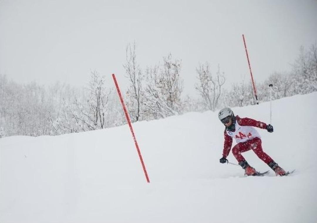Ovacık&rsquo;ta Kayak Yarışması Renkli G&ouml;r&uuml;nt&uuml;lere Sahne Oldu