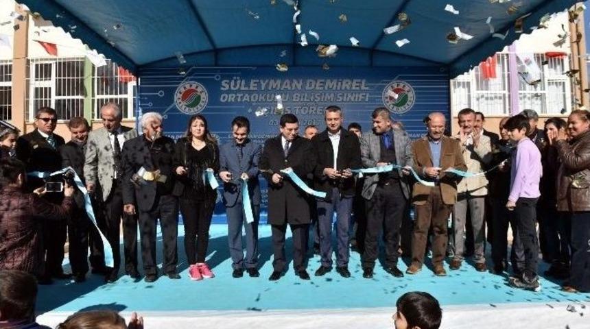 Başkan T&uuml;t&uuml;nc&uuml;, Bilgisayar Sınıfı A&ccedil;ılışına Katıldı