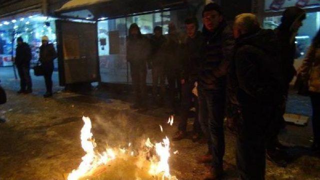 Kars'ta Duraklardaki Yolcular Üşümemek Için Ateş Yaktı