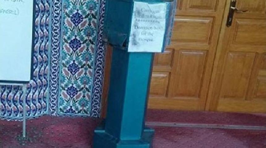 Hırsızlar Camiden Kağıt Parayı Alıp, Madeni Paraları Bıraktı