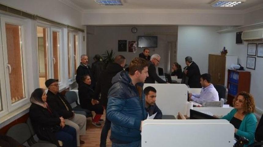 N&uuml;fus M&uuml;d&uuml;rl&uuml;klerinde Yeni Kimlik Kartı Kuyruğu